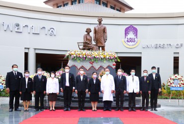 มหาวิทยาลัยพะเยา ถวายราชสดุดี “วันมหิดล” พระบิดาแห่งการแพทย์แผนปัจจุบันของไทย ประจำปี 2564 จากนั้น อธิการบดีพร้อมด้วยคณะผู้บริหาร และบุคลากร เดินทางเข้าร่วมพิธีเปิดสะพาน “ภูกามยาว”